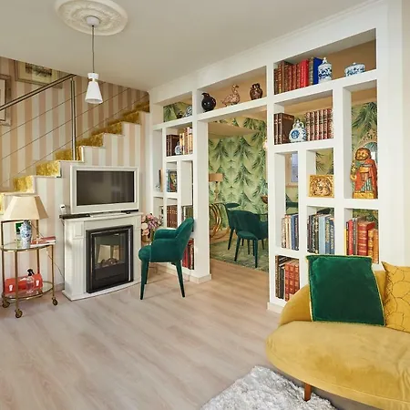 Luxurious Triplex Near The Beach In *