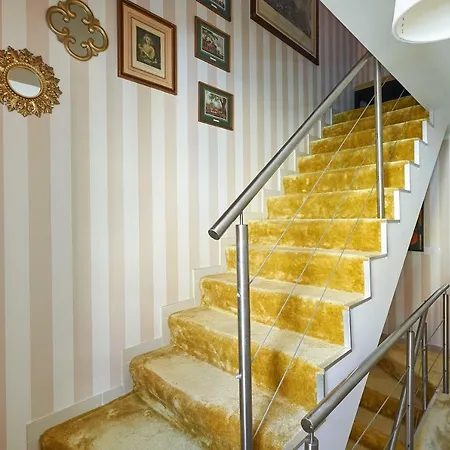 Luxurious Triplex Near The Beach In Estoril