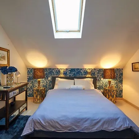 Luxurious Triplex Near The Beach In Estoril