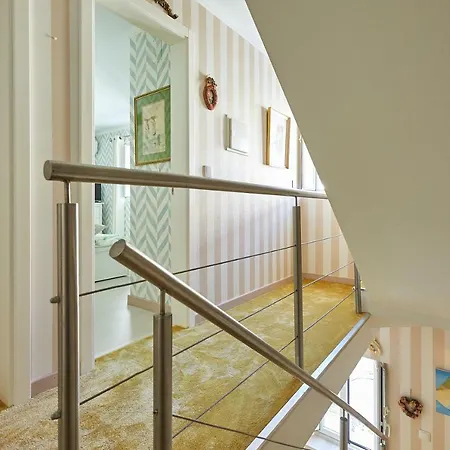 Luxurious Triplex Near The Beach In Estoril